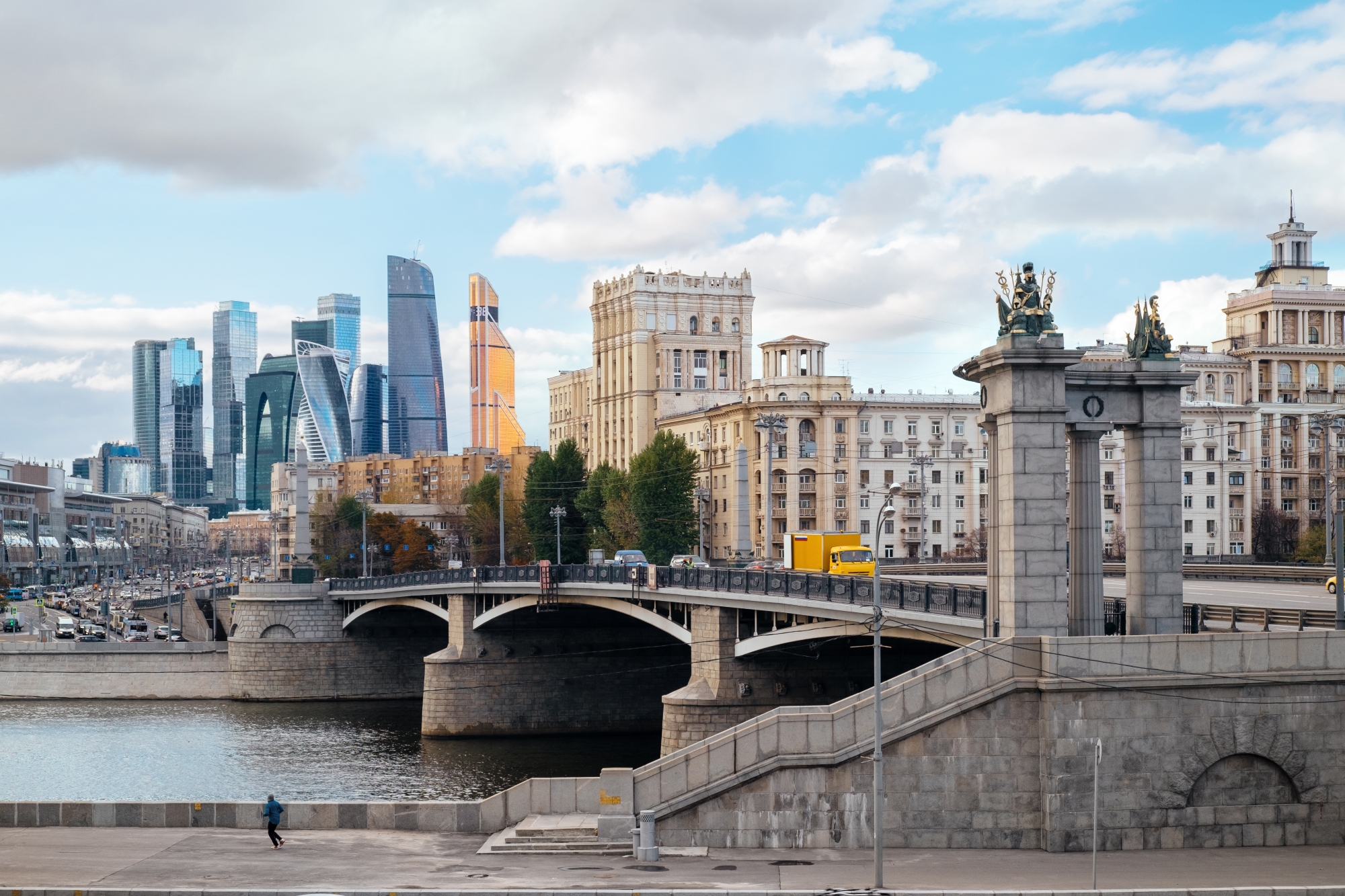 Аудиоэкскурсия «Семь сестёр Москвы: на велосипеде по сталинским высоткам»