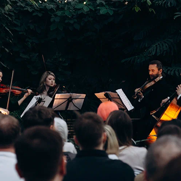 Концерт при свечах «Итальянские саундтреки: Эйнауди, Морриконе, Рота» в оранжерее Таврического сада со скидкой 30%