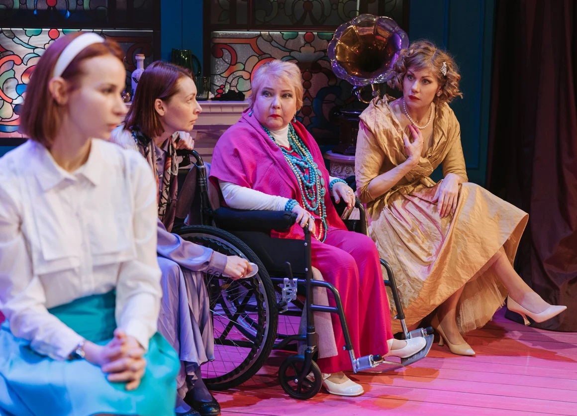 Спектакль «8 любящих женщин» с Еленой Захаровой и Еленой Бирюковой со ...