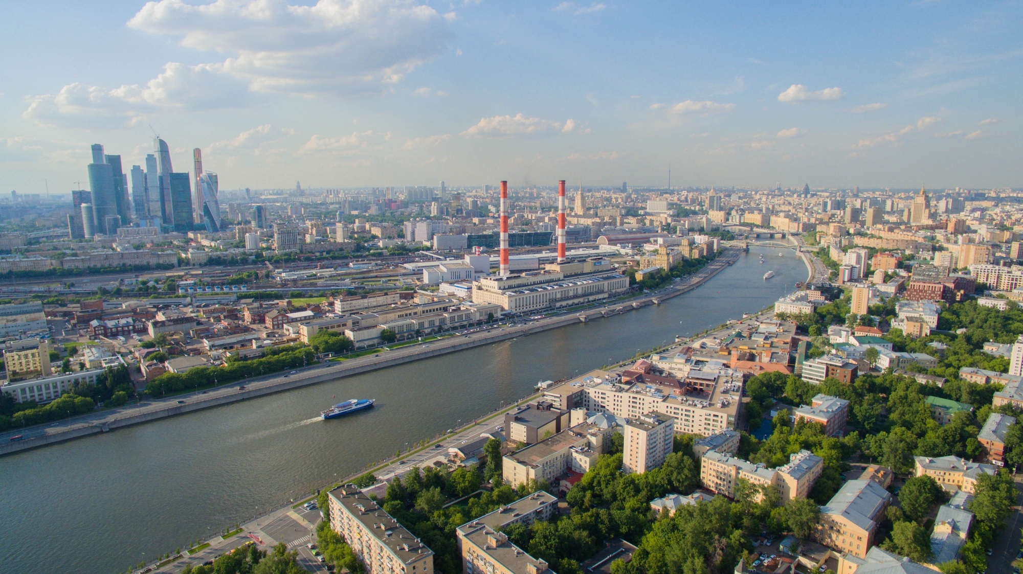 Речная прогулка «Центральный маршрут: от Крымского моста до «Москвы-сити» на люкс-теплоходе «Соболь» или «Августина» со скидкой 50%