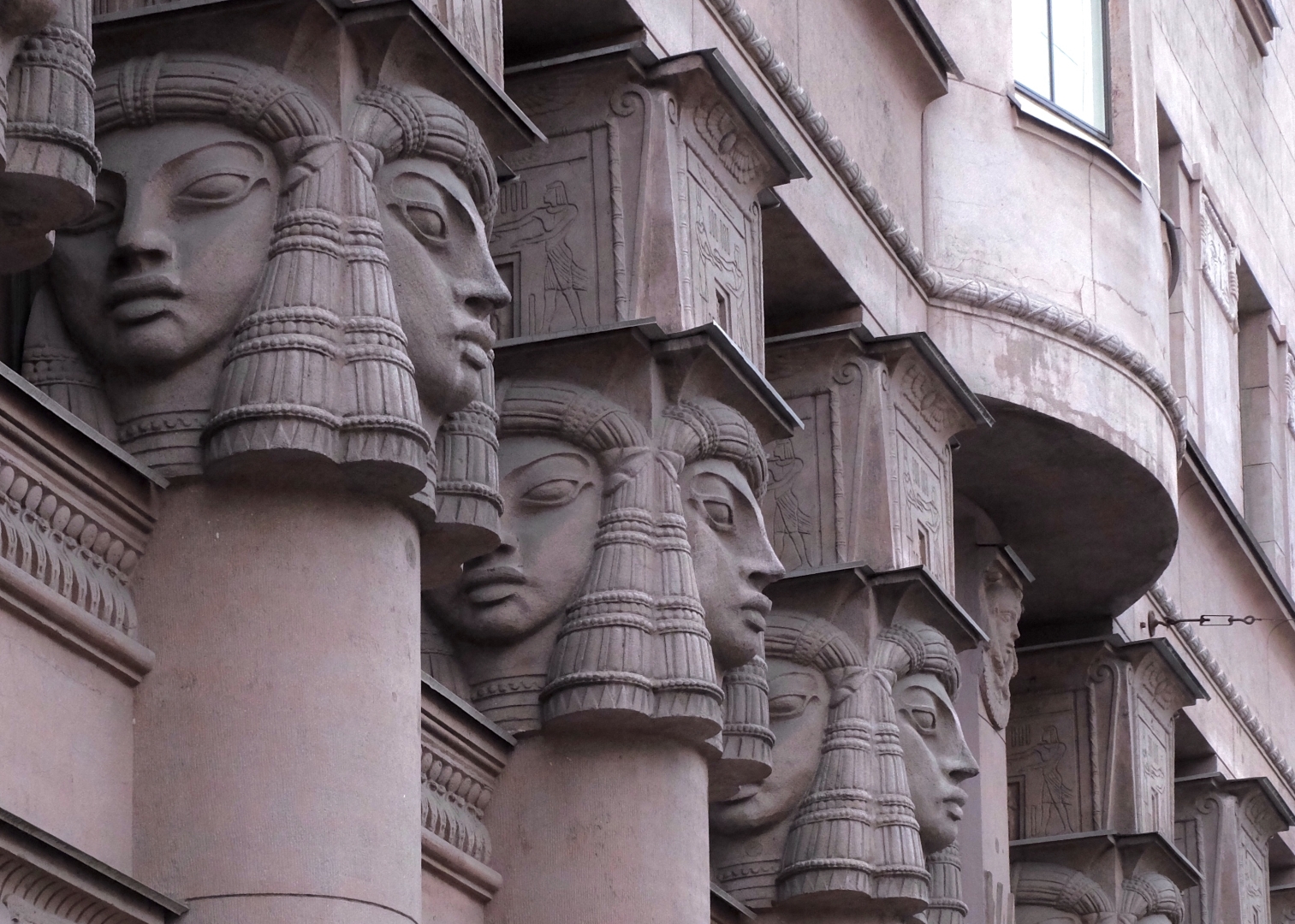 Индивидуальная экскурсия «Через дворы и парадные в доходный дом Бака» со скидкой 55%