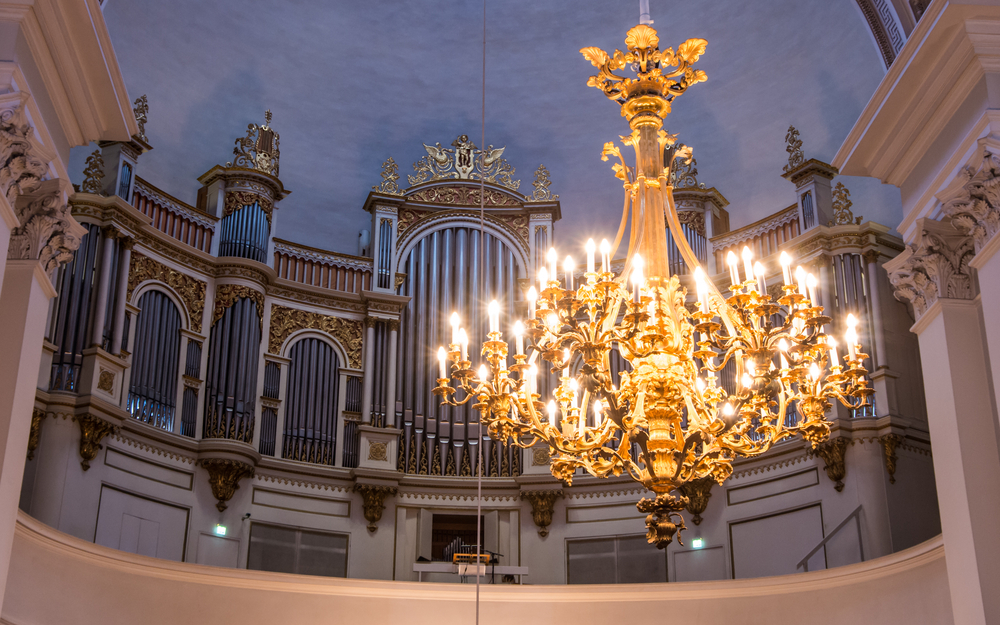 Концерт «Балет и орган при свечах. Белое адажио («Лебединое озеро»), Сен-Санс “Лебедь”» со скидкой 30%