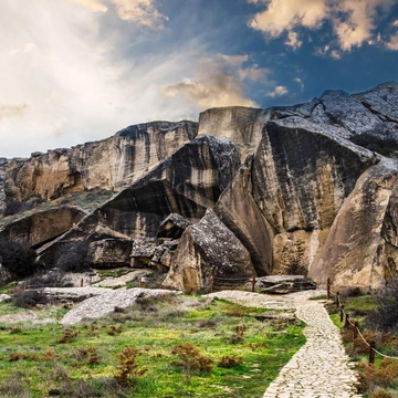 Автобусно-пешеходная экскурсия «Гобустан, огни Апшерона и вечерний Баку» со скидкой 8%