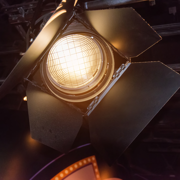 Спектакль «В этом старом милом доме» со скидкой 40%