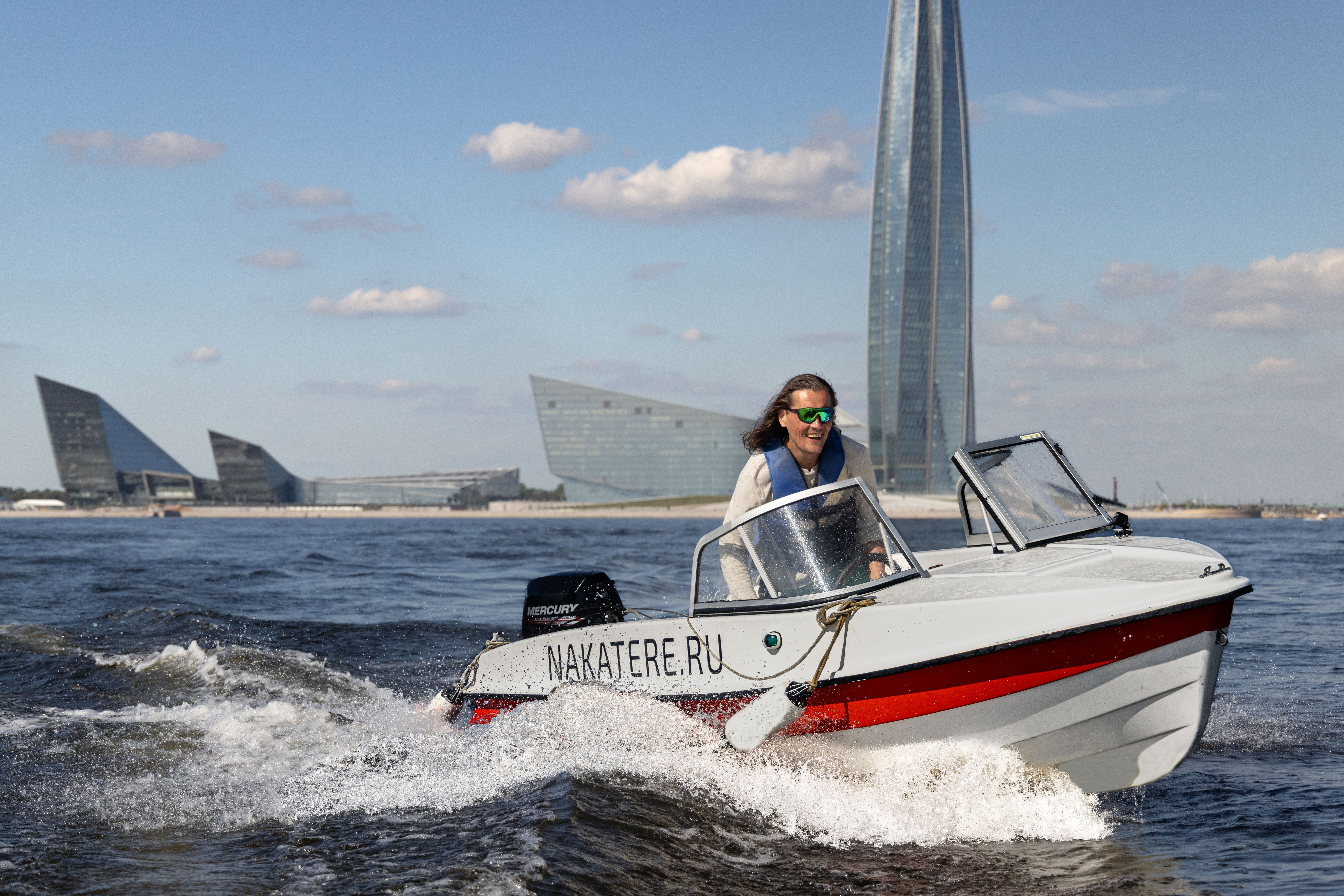 Аренда катера «Толстый» без капитана со скидкой 20%