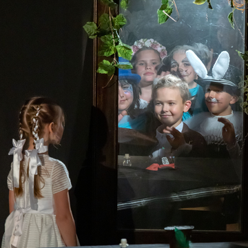 Спектакль «Алиса в стране чудес» со скидкой 50%