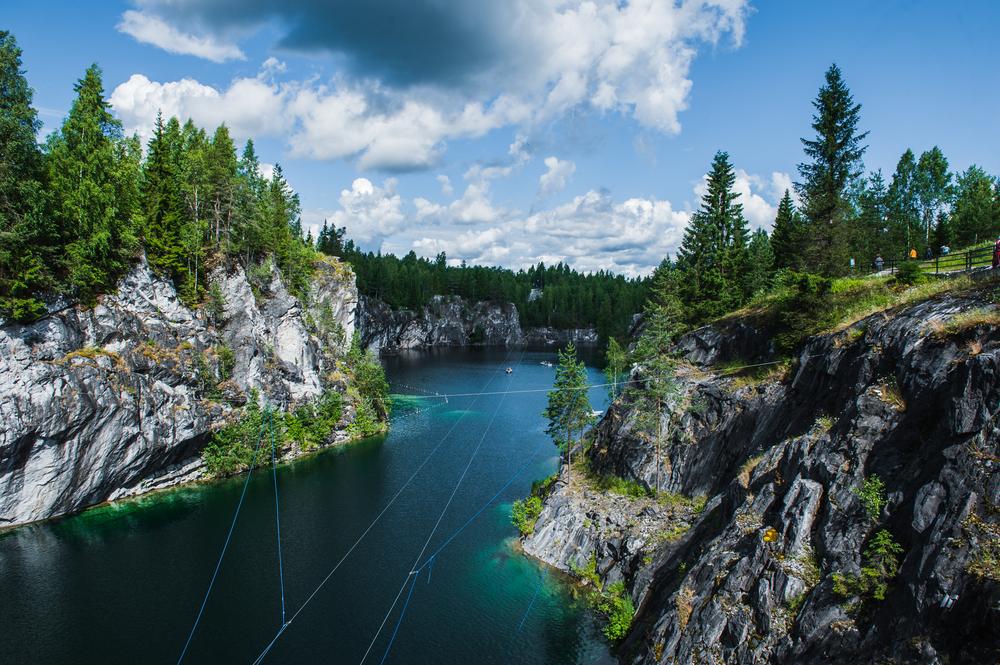 В «Рускеале» завершают монтаж верёвочного парка «Башня»