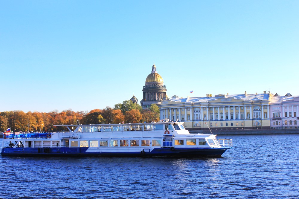 Петровский вояж на двухпалубном теплоходе. Нева и Финский залив со скидкой до 66%