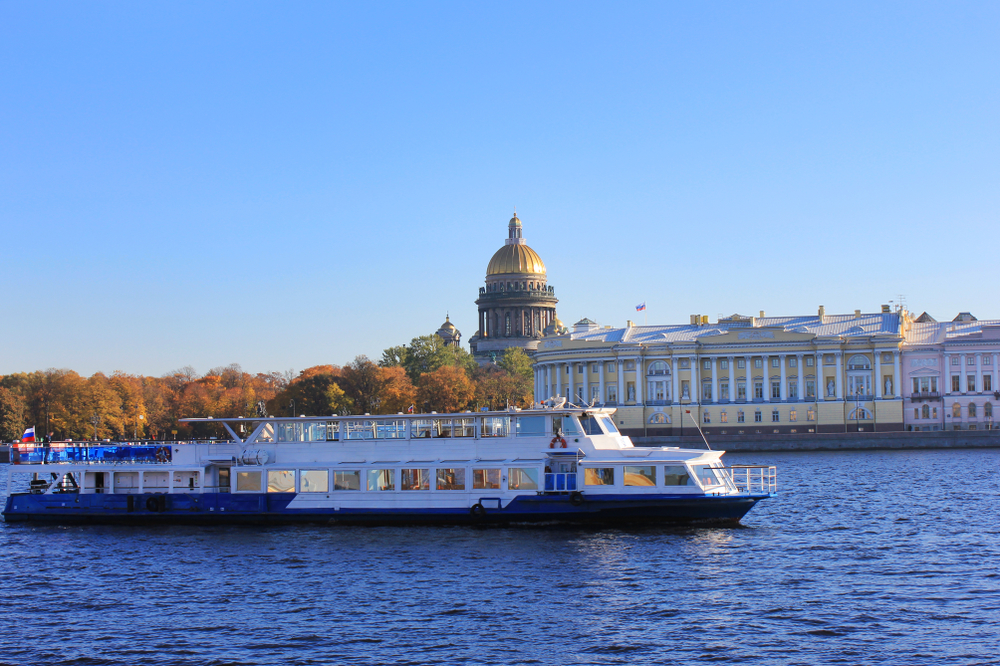 «Жемчужины Невы»: прогулка на теплоходе с просмотром главных достопримечательностей Петербурга со скидкой до 50%