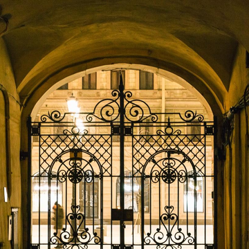 Групповая экскурсия «Через дворы и парадные в доходный дом Бака» со скидкой 55%