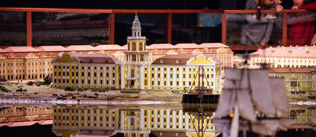 Пешеходная экскурсия «Петербург на ладони» с посещением музея-макета «Петровская акватория» со скидкой 20%