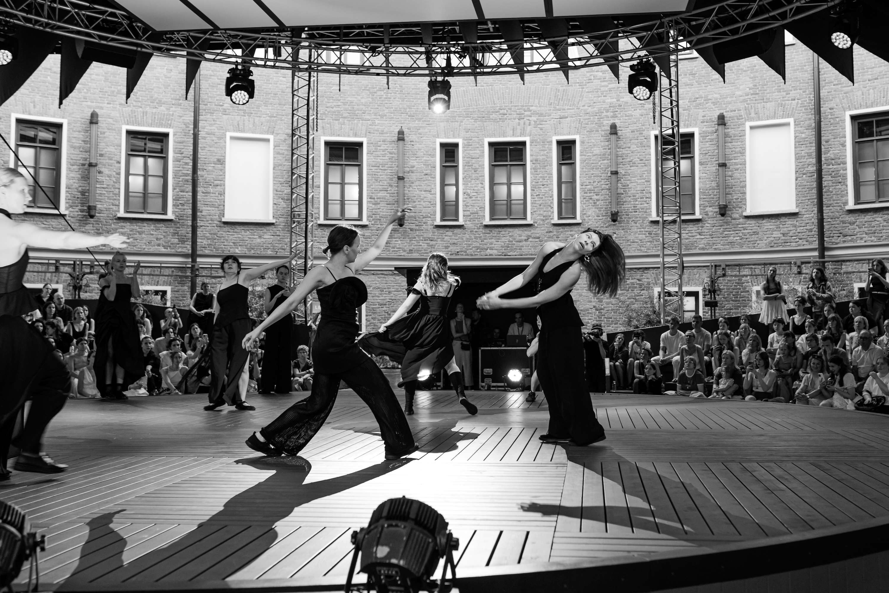 Танцевальный спектакль «Страсти» на Новой сцене Александринского театра Танцевальный спектакль «Страсти» на Новой сцене Александринского театра