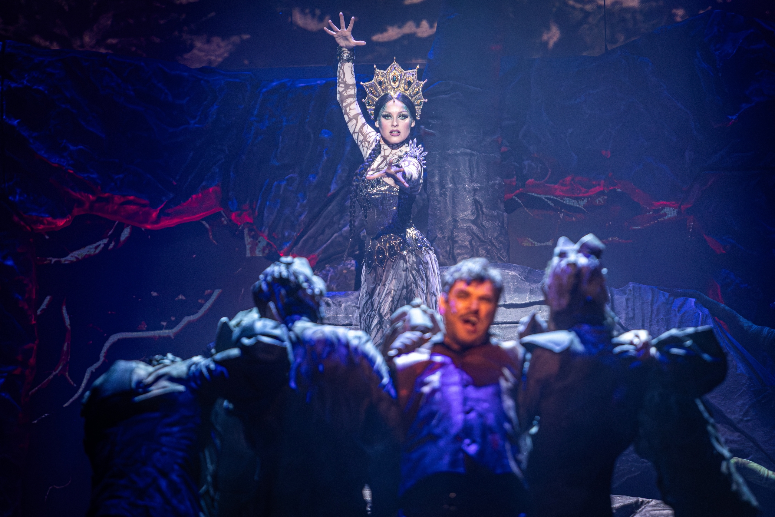 Мюзикл «Хозяйка Медной горы» на сцене Театра музыкальной комедии Мюзикл «Хозяйка Медной горы» на сцене Театра музыкальной комедии