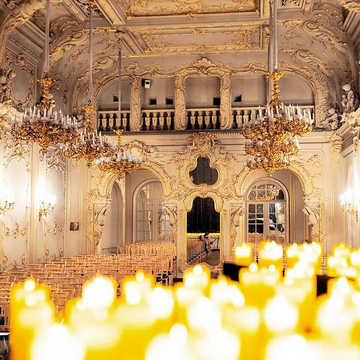 Концерт «Саундтреки из кино при свечах» с экскурсией по Владимирскому дворцу со скидкой 40%