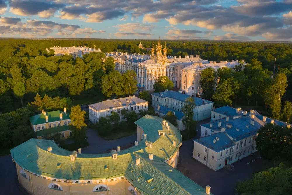 Автобусная экскурсия в Пушкин с посещением Екатерининского и Александровского дворцов со скидкой до 54%