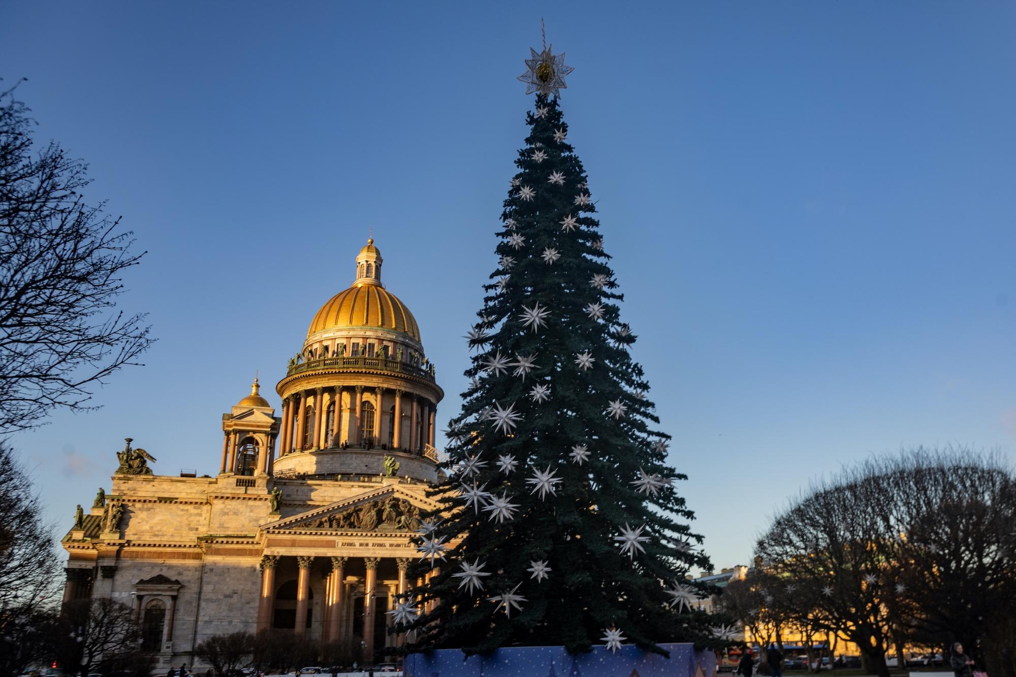 Петербург обогнал Москву по тратам на новогодние украшения