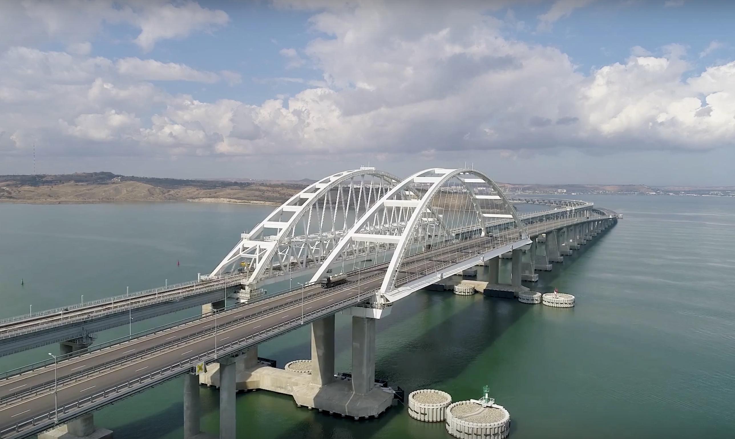 На Крымском мосту образовалась рекордная по длине пробка