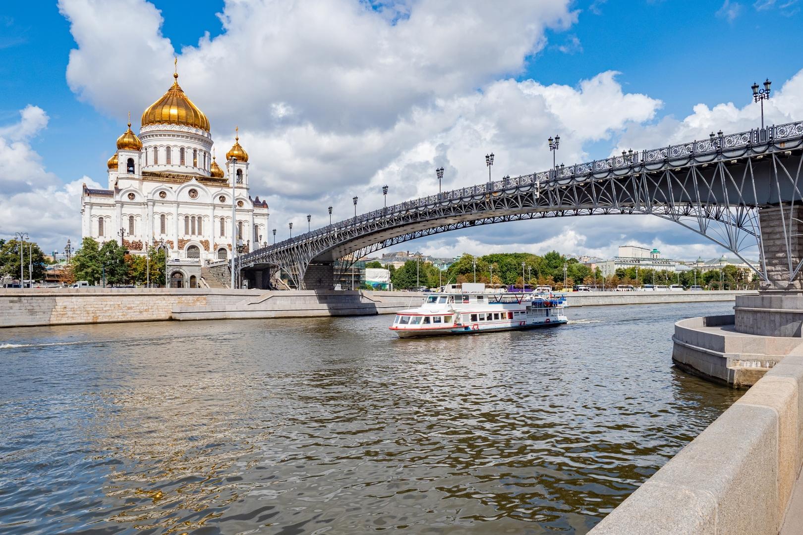 Речная прогулка по центру Москвы на панорамном теплоходе «Ривер Палас» со  скидкой 50%