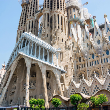 Пешеходная экскурсия «Вокруг храма Саграда Фамилия» со скидкой 24%