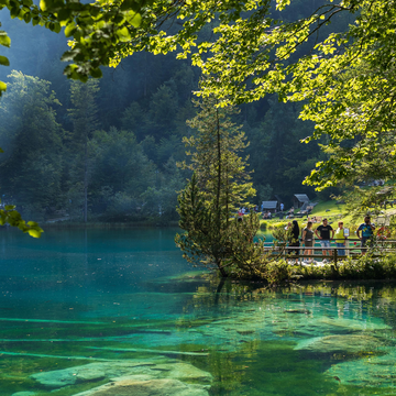Автобусно-пешеходная экскурсия на Голубые озёра с посещением водопада и источника Автобусно-пешеходная экскурсия на Голубые озёра с посещением водопада и источника