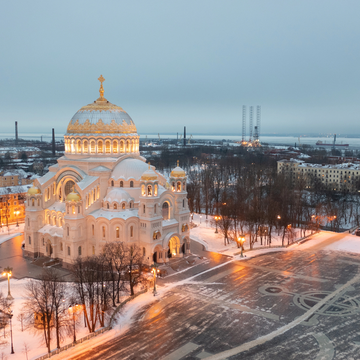 Новогодняя экскурсия в Кронштадт с просмотром рождественского светового шоу со скидкой до 63%