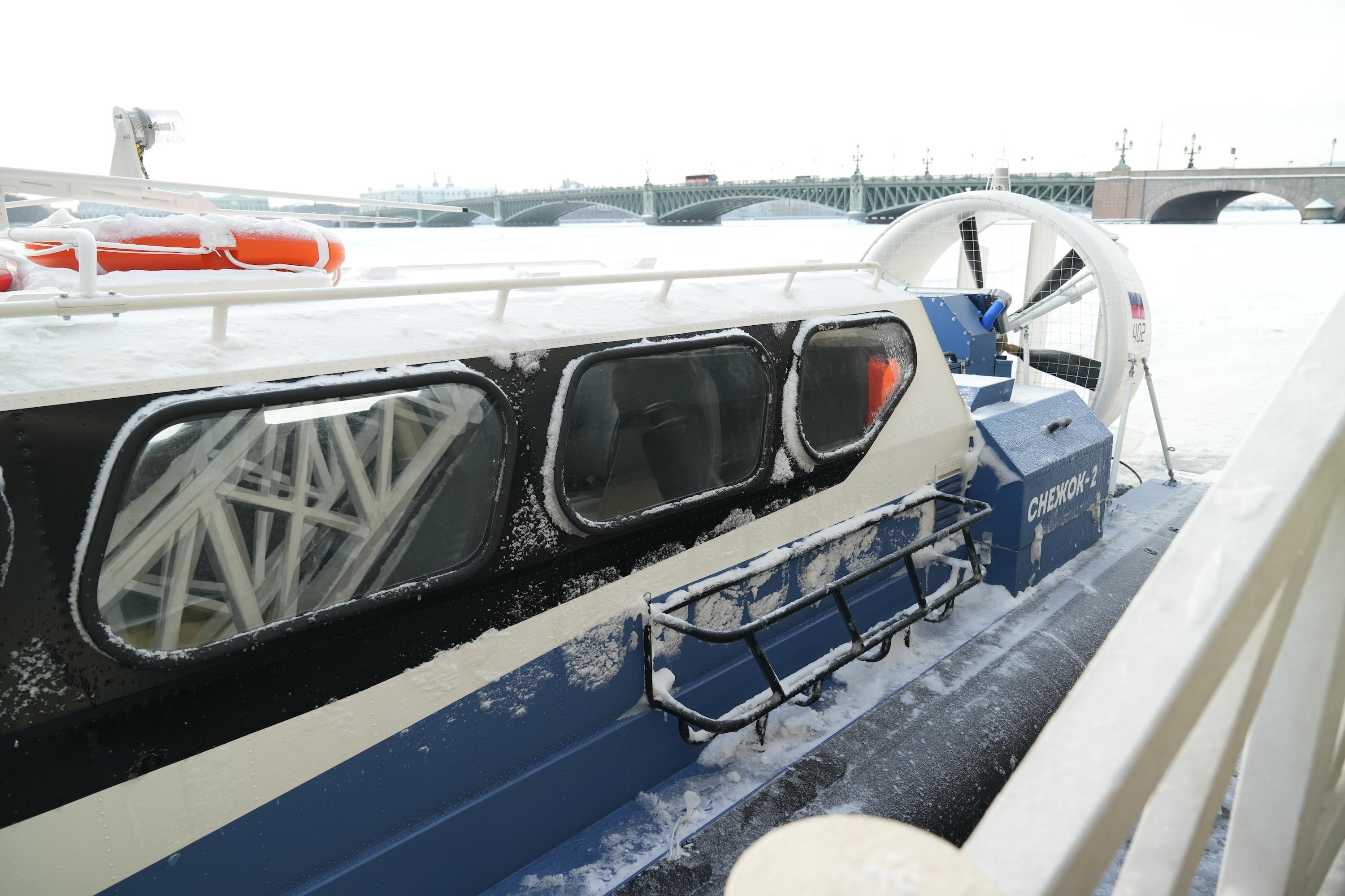 В Петербурге открылась зимняя навигация по льду Невы