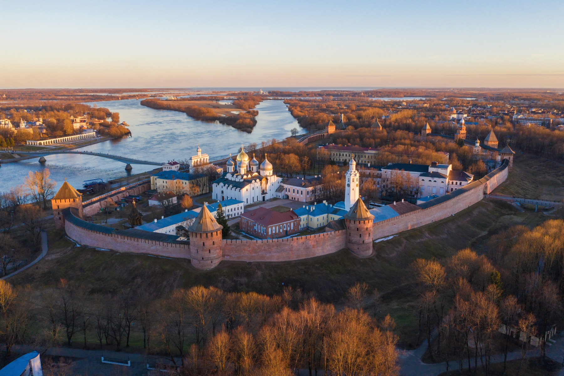 Пешеходная экскурсия «Истории Новгородского Кремля» Пешеходная экскурсия «Истории Новгородского Кремля» со скидкой до 22%