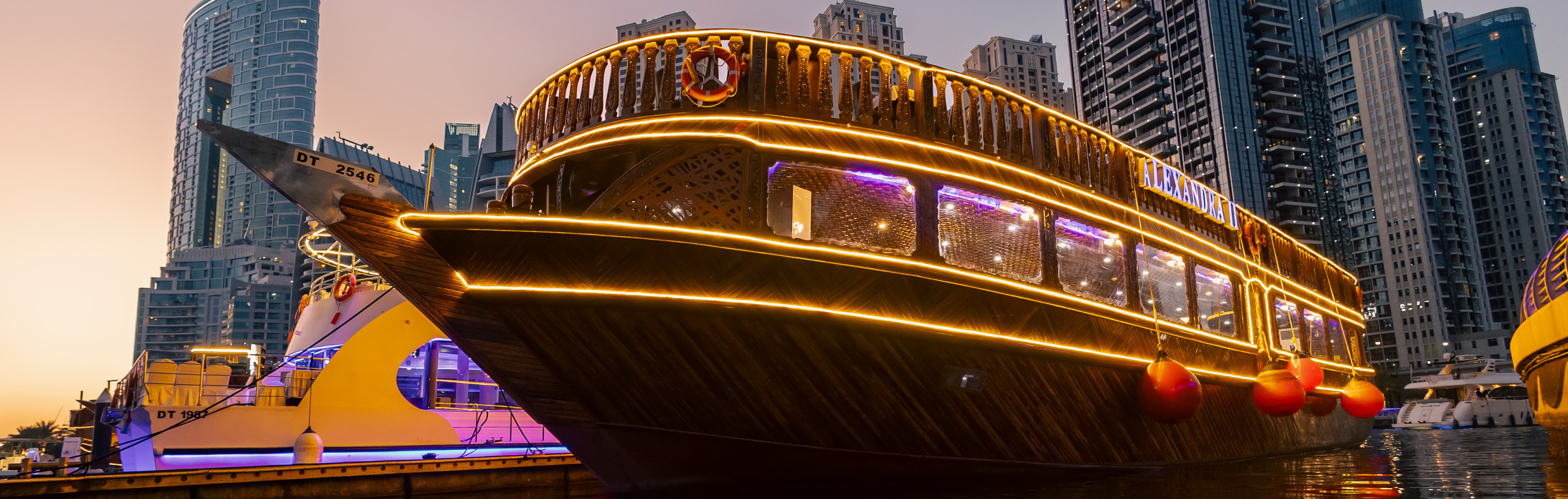 Вечерний круиз с ужином на арабской лодке в Дубае из Аджмана