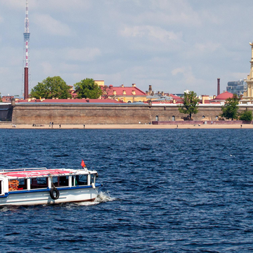 Дневные прогулки по рекам и каналам на однопалубном теплоходе со скидкой 50%