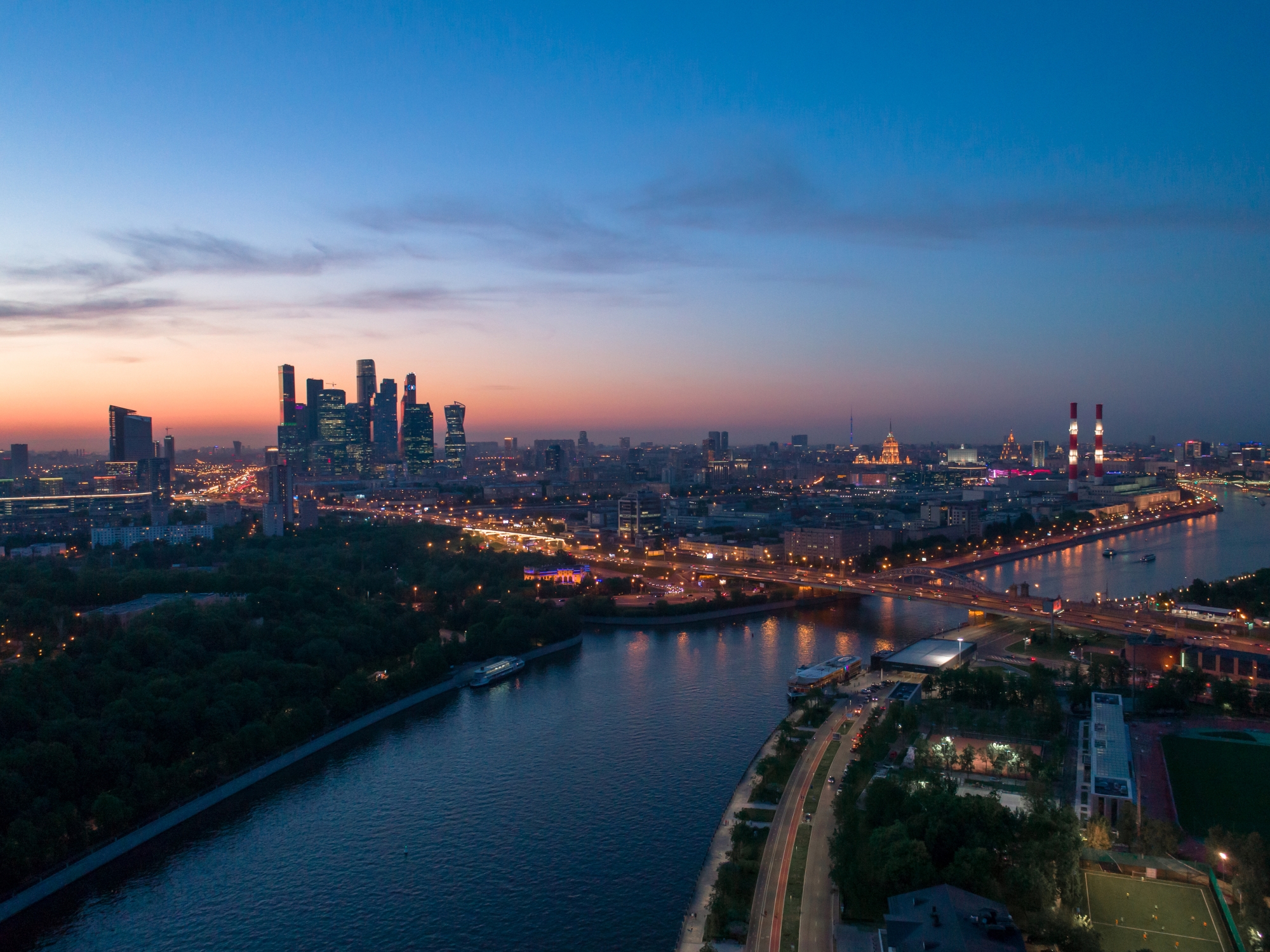 Речная прогулка с ужином и дискотекой «Вечерняя Москва в огнях» со скидкой 50%