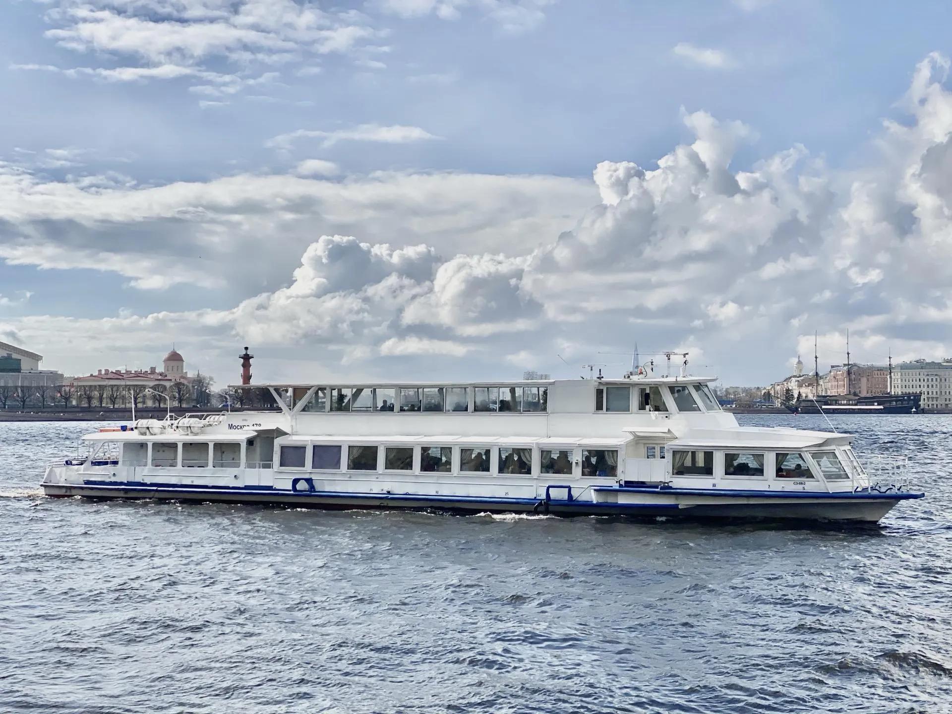 Теплоход из Петербурга в Петергоф за 499₽ — только 30-31 августа