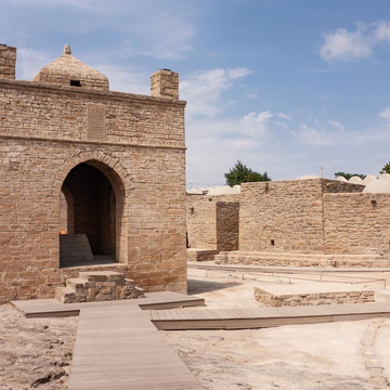 Автобусно-пешеходная экскурсия «По следам истории: грязевые вулканы Гобустана и огни Апшерона» со скидкой 74%