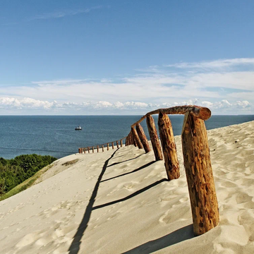 Индивидуальная экскурсия «Куршская коса: озеро Лебедь, Поющие пески и Танцующий лес» со скидкой 21%
