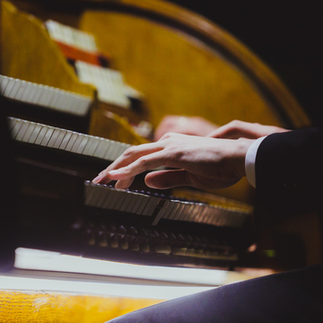 Органный концерт при свечах «Топовые саундтреки и виртуозный орган» со скидкой 30%