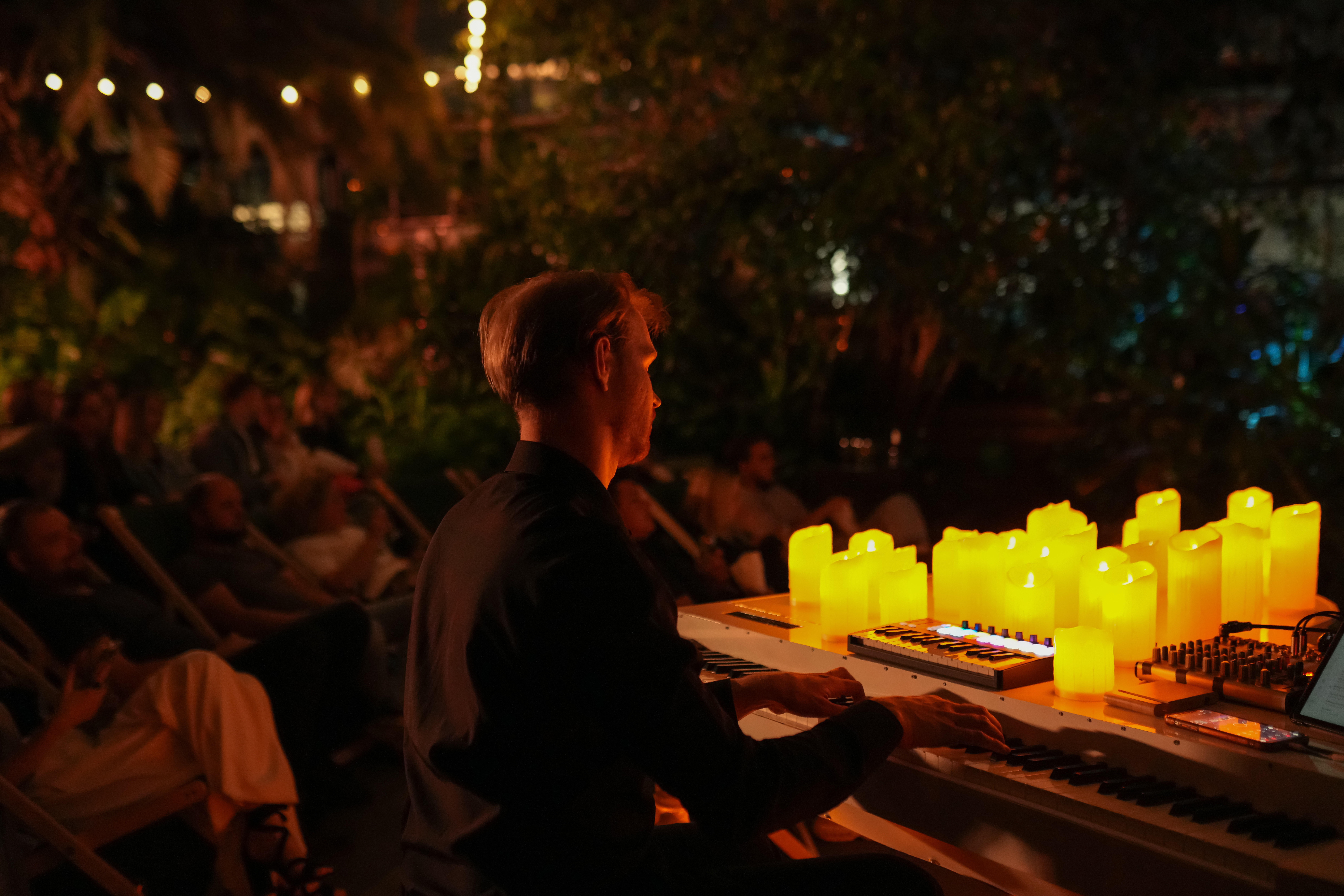 Концерт «Магия свечей. Саундтреки к фильмам: Гарри Поттер, Интерстеллар, 1+1» в Оранжерее со скидкой 30%