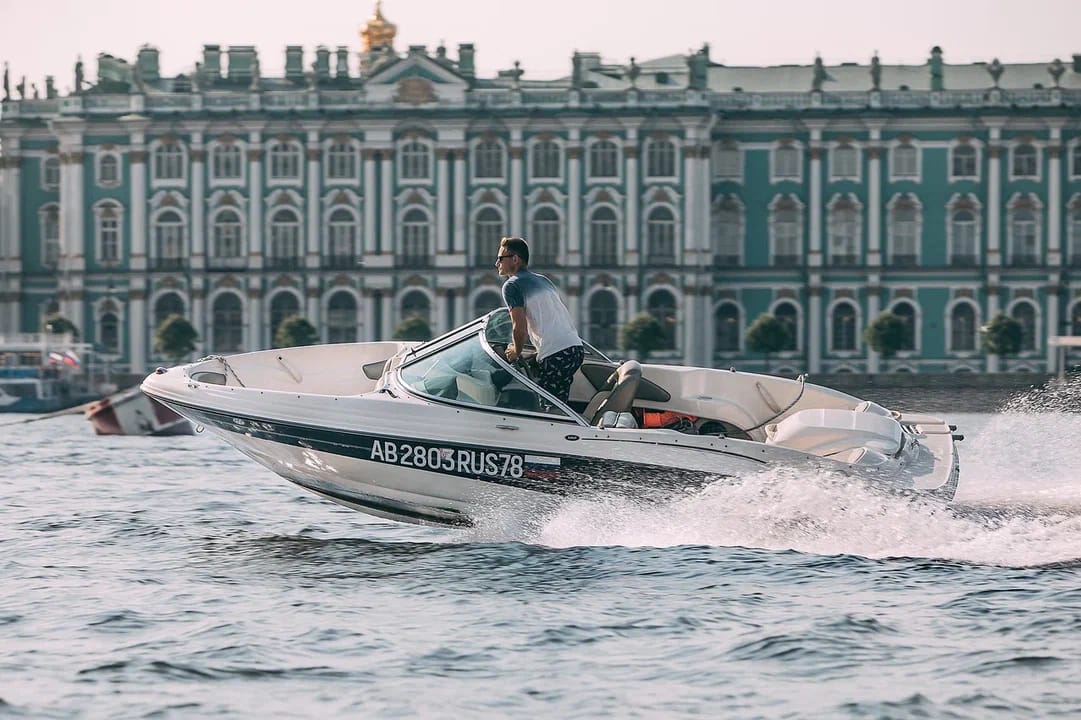 Аренда катера «Лотос» со скидкой до 21%