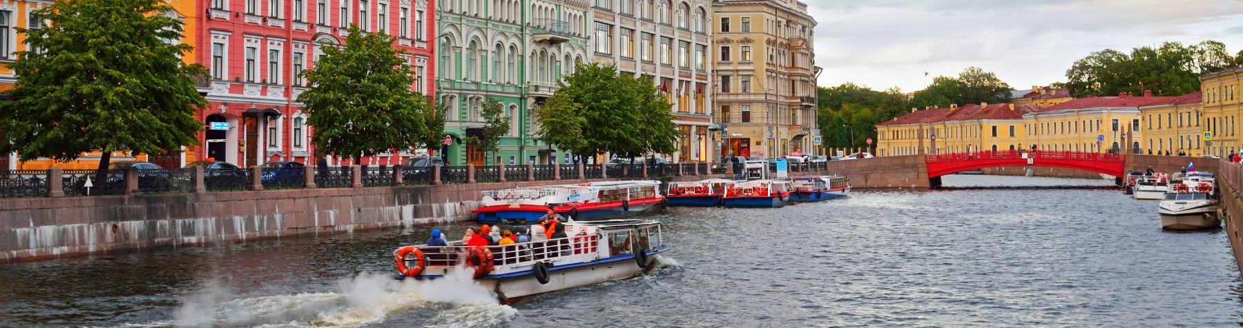 Дневные прогулки на теплоходе «Реки и каналы Петербурга» со скидкой до 57%