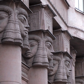 Индивидуальная экскурсия «Через дворы и парадные в доходный дом Бака» со скидкой 55%