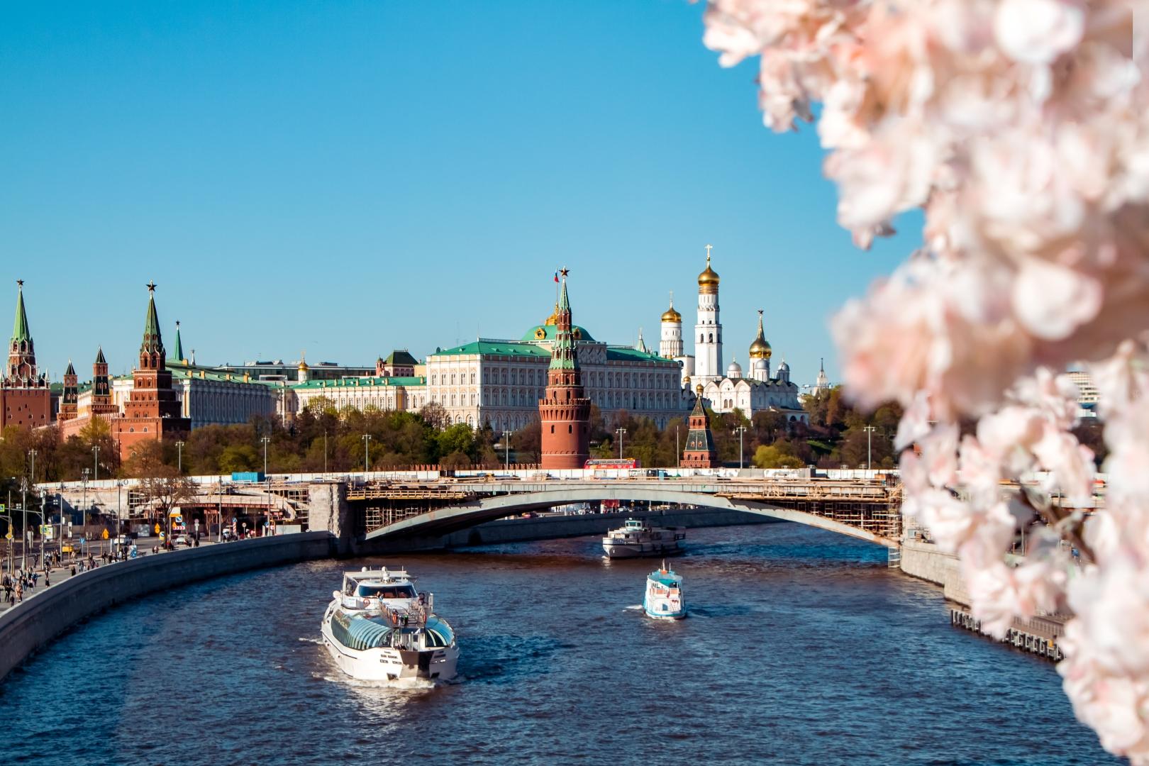 Кремлёвская обзорная прогулка на теплоходе от Новоспасского моста со скидкой 50%