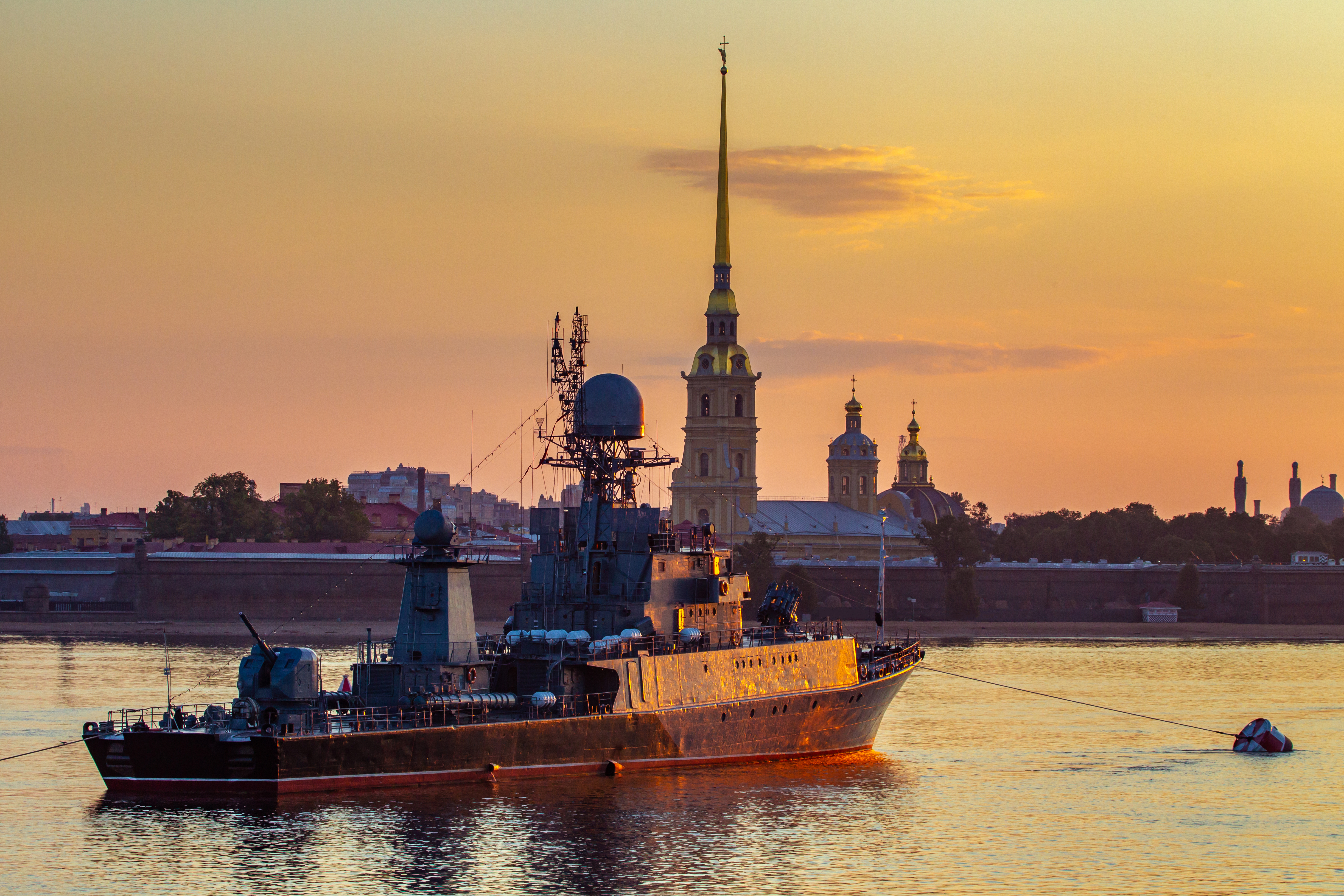 Речная прогулка-смотр военных кораблей на двухпалубном теплоходе со скидкой 56%