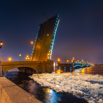 Аудиоэкскурсия «Разводные мосты глазами петербуржца: ночная прогулка по городу»