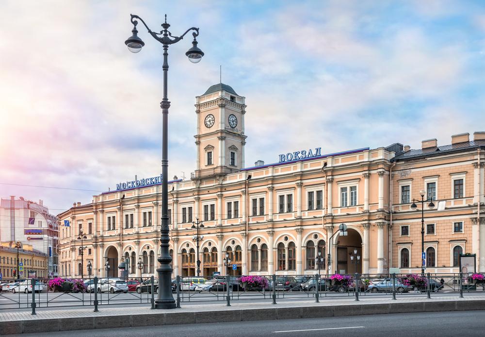 На Московском вокзале петербуржцы выстроились в очередь за билетами на юг