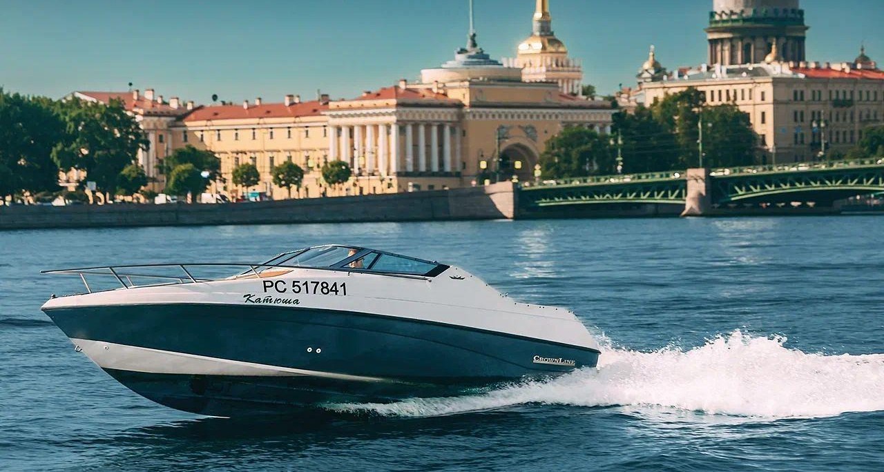Аренда катера «Катюша» с капитаном Аренда катера «Катюша» с капитаном со скидкой до 30%