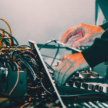 Аудиовизуальный концерт «NOISEROOM: Призма» на Новой сцене Александринского театра
