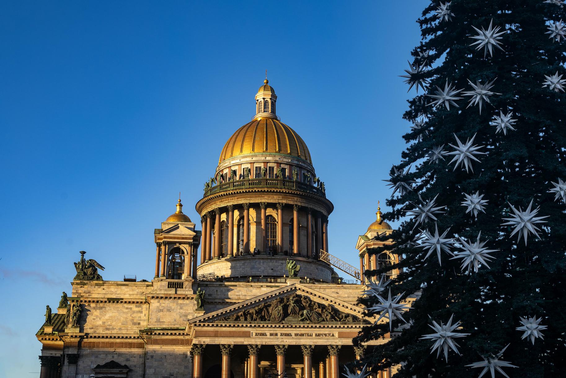 Петербург обогнал Москву по тратам на новогодние украшения