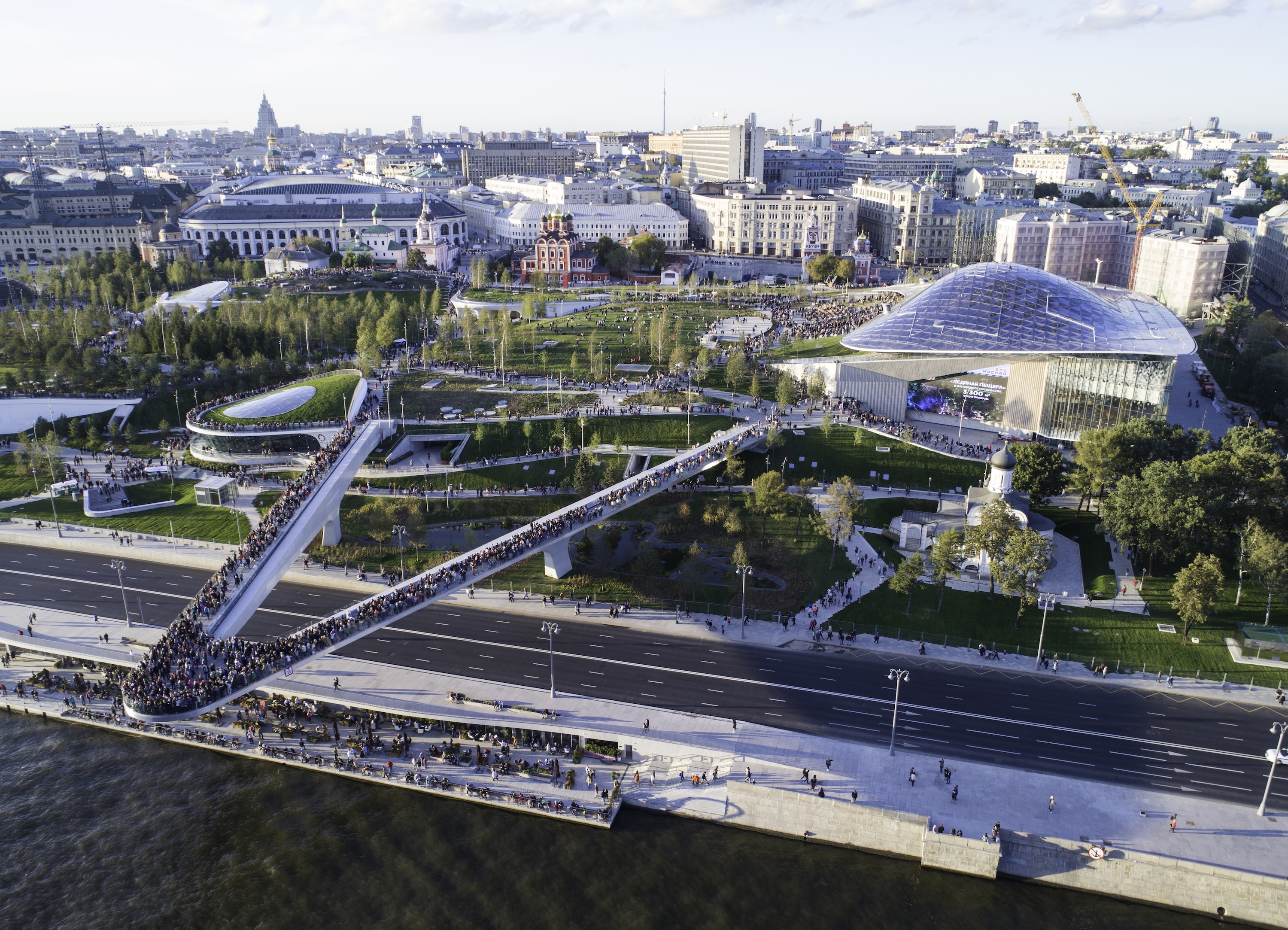 Речная прогулка на теплоходе по центру Москвы от парка «Зарядье» с ланчем со скидкой 50%