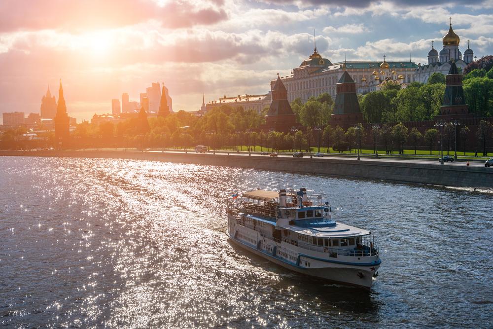 Прогулка на теплоходе по Москве-реке с ланчем от причала «Китай-город» до «Киевского вокзала» со скидкой 50%