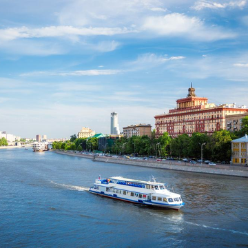 Кремлевская обзорная прогулка на теплоходе от Крымского моста со скидкой 50%