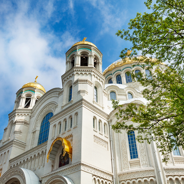 Длительная экскурсия «Петергоф – Кронштадт» со скидкой 44%