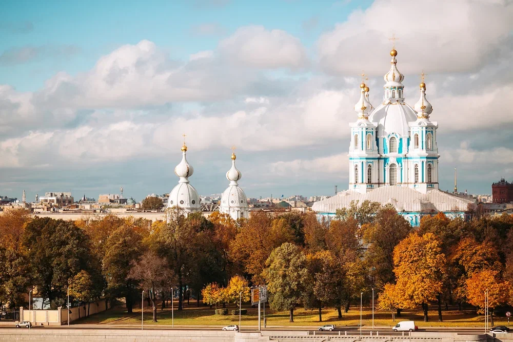 Трёхчасовая обзорная экскурсия по Петербургу с посещением Смольного собора со скидкой 45%